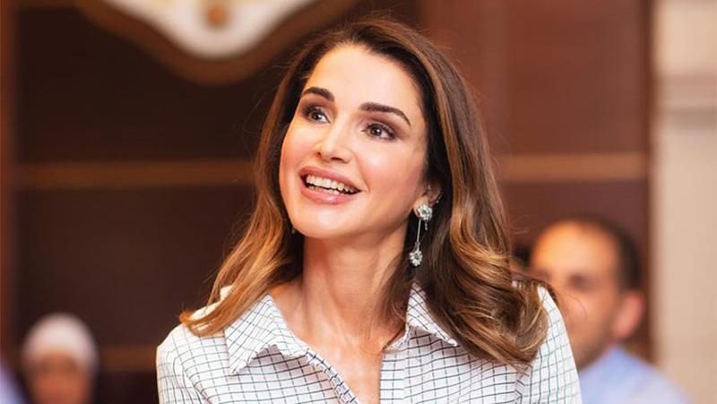 Королева Иордании очаровала стильной вышивкой: фото