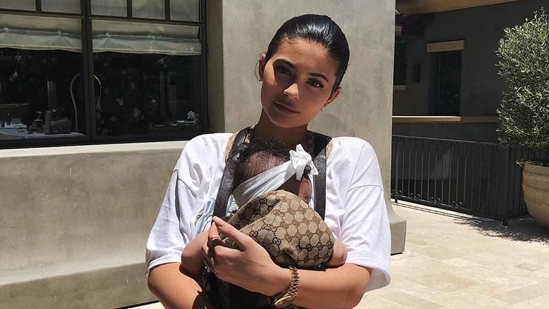 Кайли Дженнер показала нежное фото с маленькой дочкой Кайли Дженнер показала нежное фото с маленькой дочкой