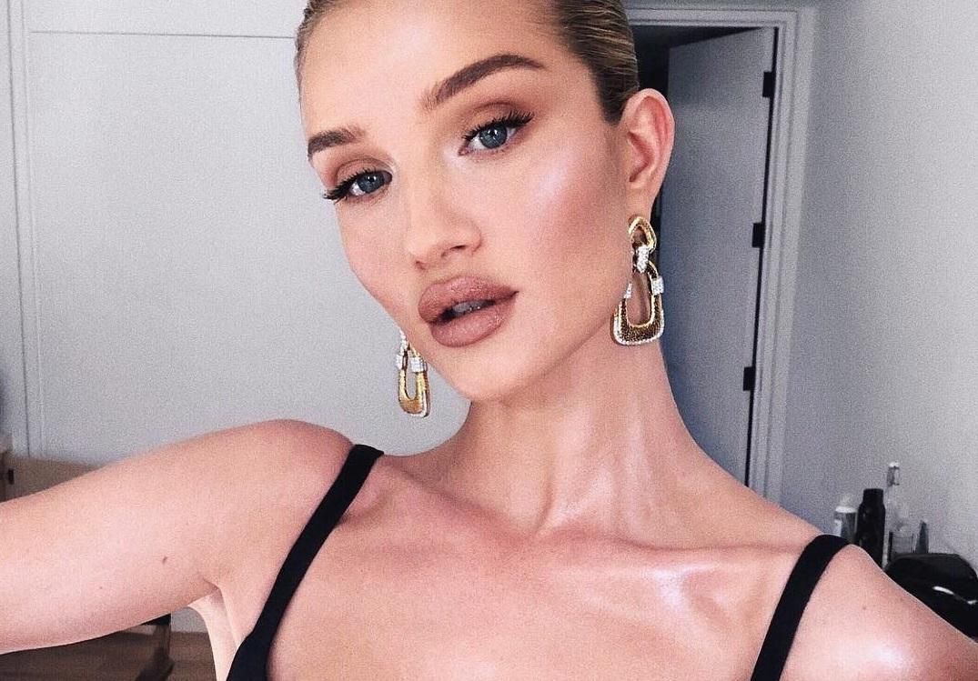 Чарівна Розі Хантінгтон-Уайтлі знялася у яскравій фотосесії для реклами: фото Чарівна Розі Хантінгтон-Уайтлі знялася у яскравій фотосесії для реклами: фото