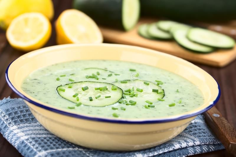 Холодний грецький суп з йогурту та огірків: швидкий рецепт
