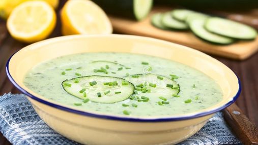 Холодный греческий суп из йогурта и огурцов: быстрый рецепт