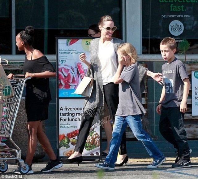 Улыбающаяся Анджелина Джоли появилась на публике после новостей о психические расстройстройстве