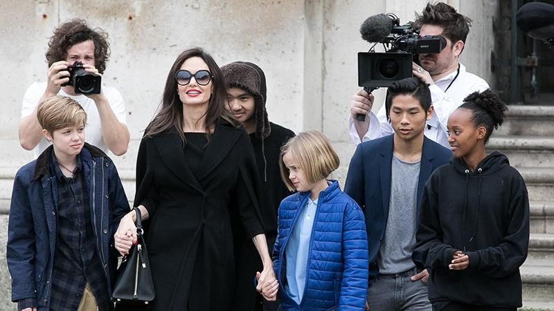 Суд зобов'язав Анджеліну Джолі піти на поступки Бреду Пітту: деталі