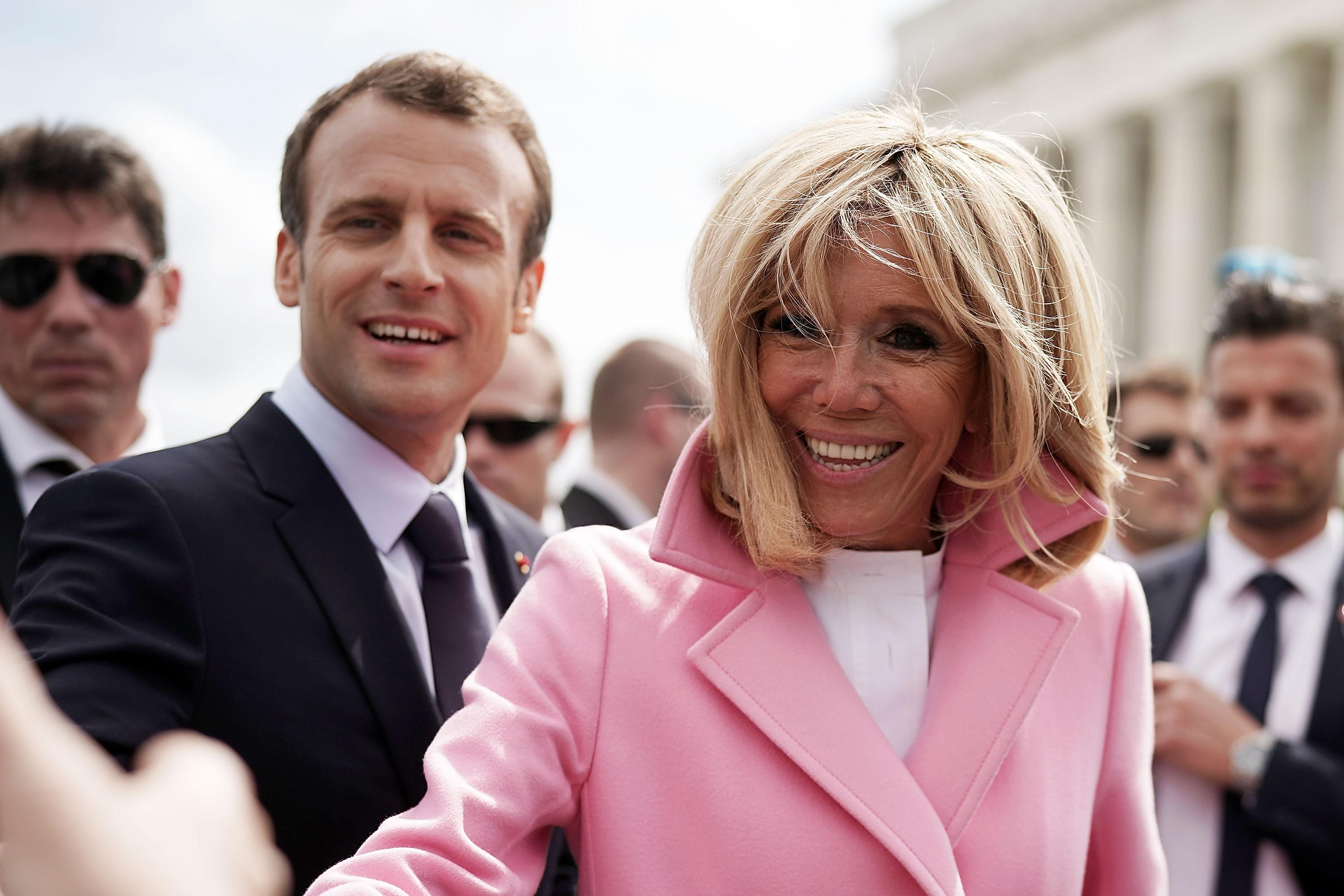 65-летняя Бриджит Макрон в коротких шортах прокатилась на велосипеде: фото