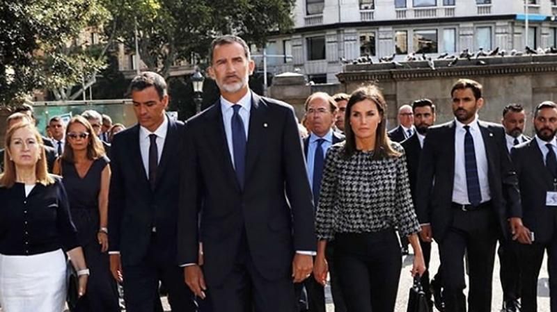 В каком наряде королева Испании посетила скорбное мероприятие: фото