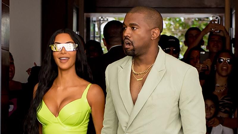 Ким Кардашян надела платье с большим декольте: пикантные фото Ким Кардашян надела платье с большим декольте: пикантные фото