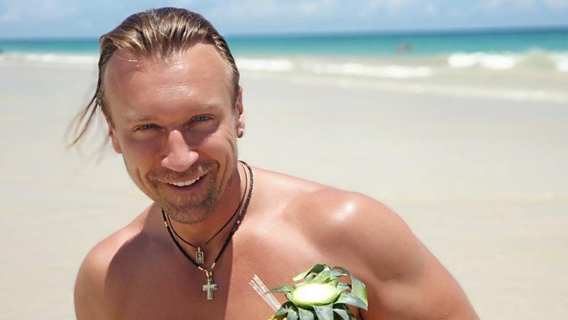 Олег Винник покорил волны на доске для серфинга: эффектное видео