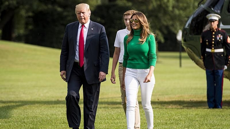 Меланія Трамп показала буденне вбрання з кросівками: ефектні фото Меланія Трамп показала буденне вбрання з кросівками: ефектні фото