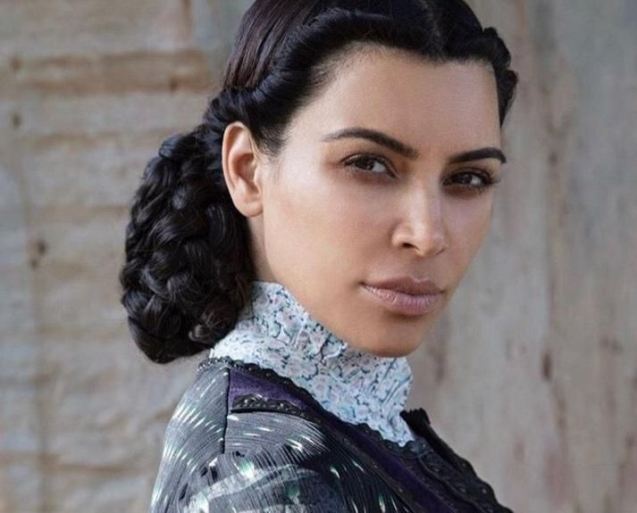 Кім Кардашян з осиною талією у скромному образі підкорила мережу: фото Кім Кардашян з осиною талією у скромному образі підкорила мережу: фото