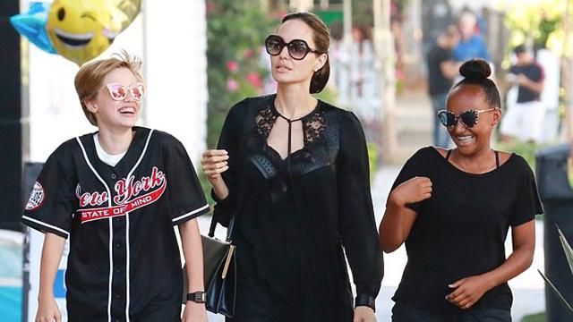 Анджелина Джоли в элегантном платье прогулялась с дочерьми: фото