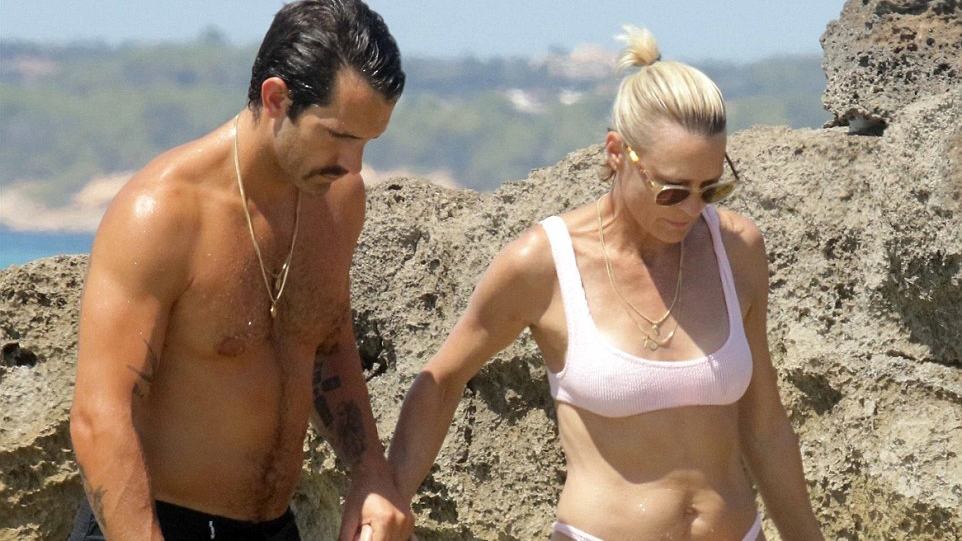 Звезда "Карточного домика" Робин Райт засветила стройную фигуру в купальнике