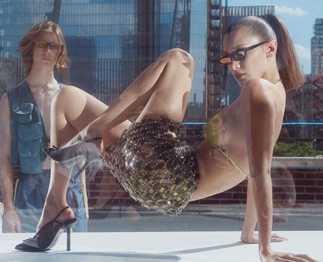 Белла Хадід в образі експонату виставки знялася для обкладинки журналу: фото Белла Хадід в образі експонату виставки знялася для обкладинки журналу: фото