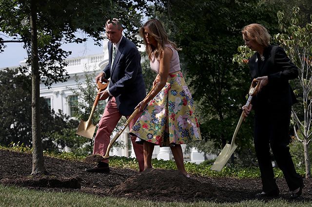 У Valentino з лопатою в руках: Меланія Трамп посадила дерево біля Білого дому