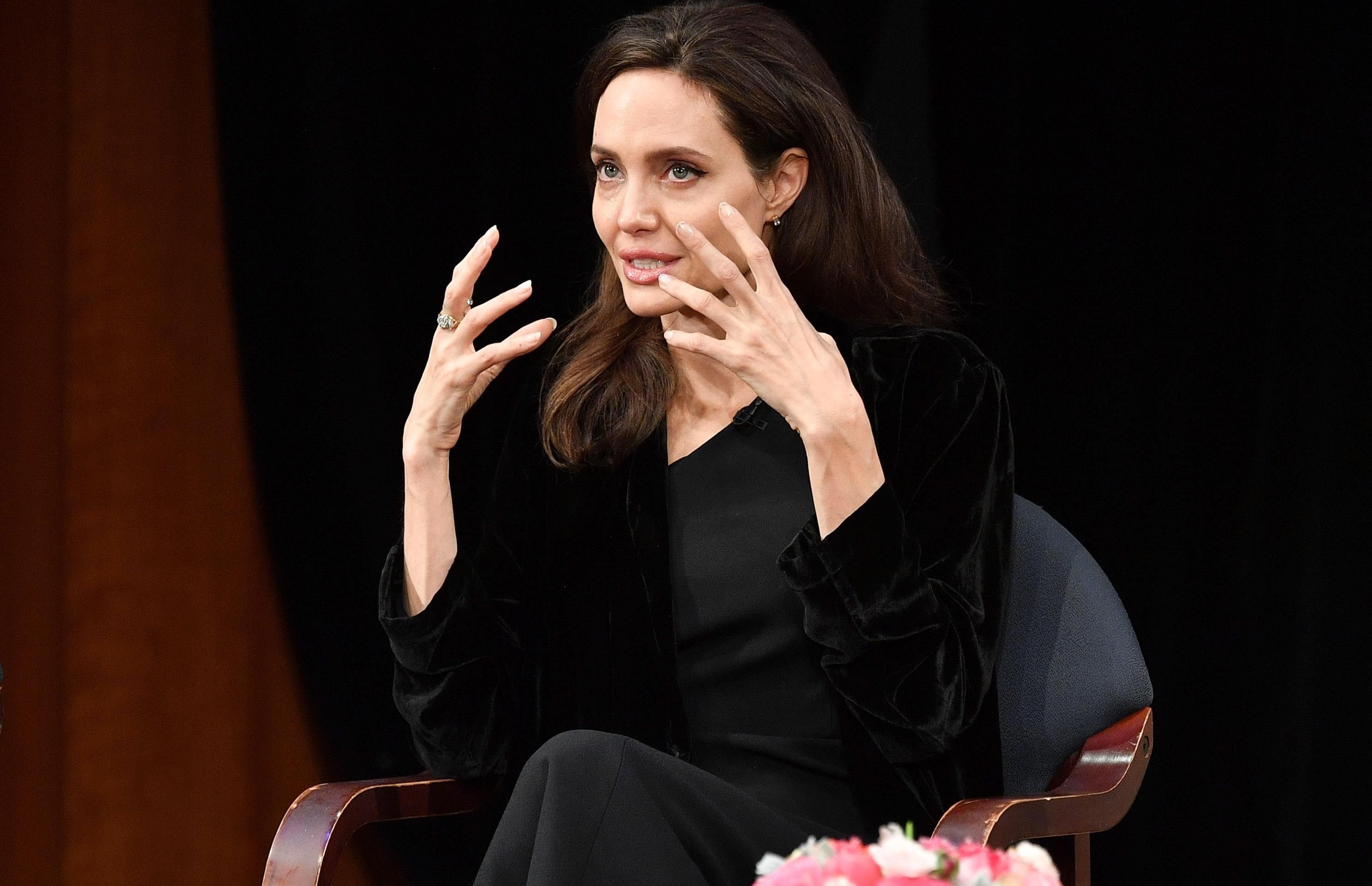 Анджелина Джоли сменила адвоката и продолжает судебную тяжбу с Брэдом Питтом