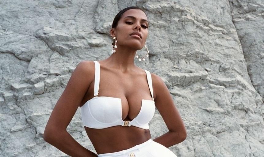 Жена Венсана Касселя в образе соблазнительных позировала на пляже: фото Жена Венсана Касселя в образе соблазнительных позировала на пляже: фото