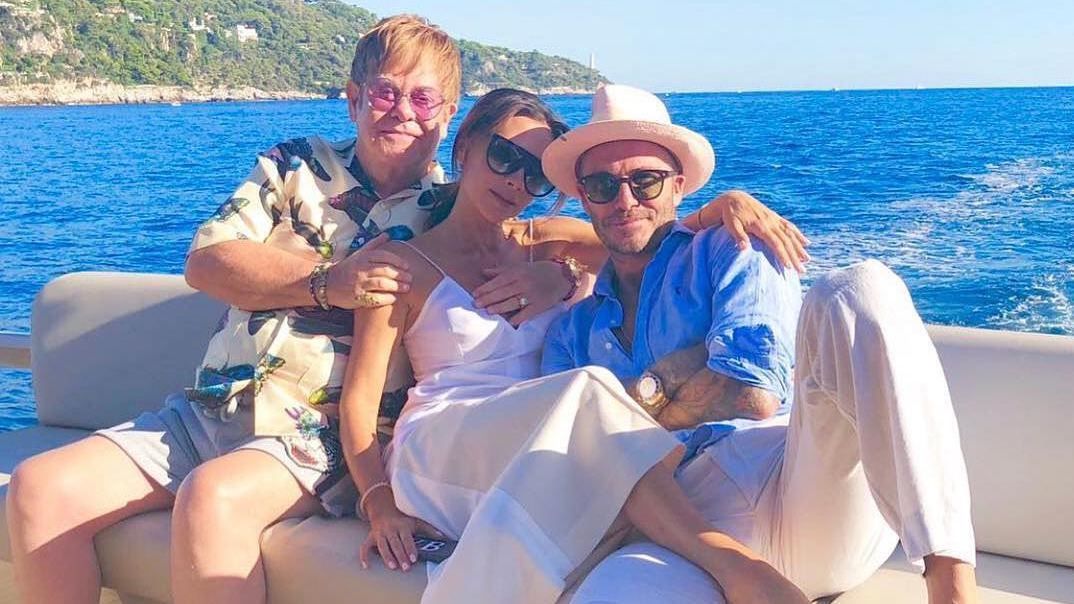 Подружжя Бекхемів відправилось у круїз з Елтоном Джоном Подружжя Бекхемів відправилось у круїз з Елтоном Джоном