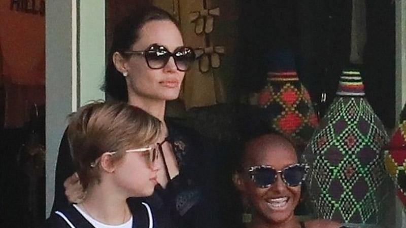 Дочь Анджелины Джоли и Брэда Питта шокировала покупкой в магазине: фото