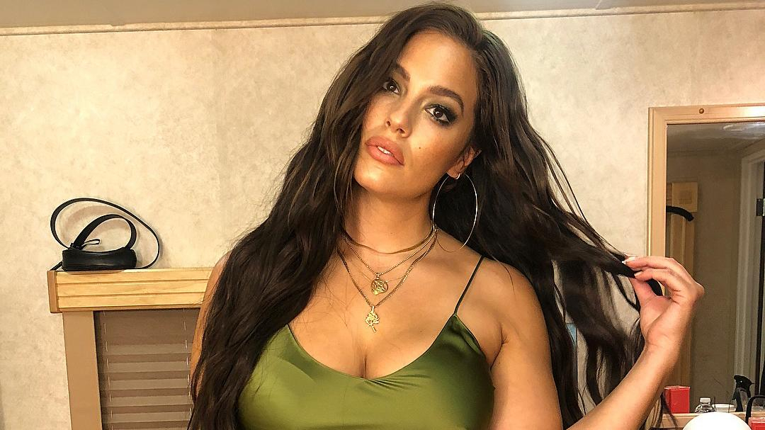 Эшли Грэм похвасталась пышными формами в белье Dior: пикантные фото