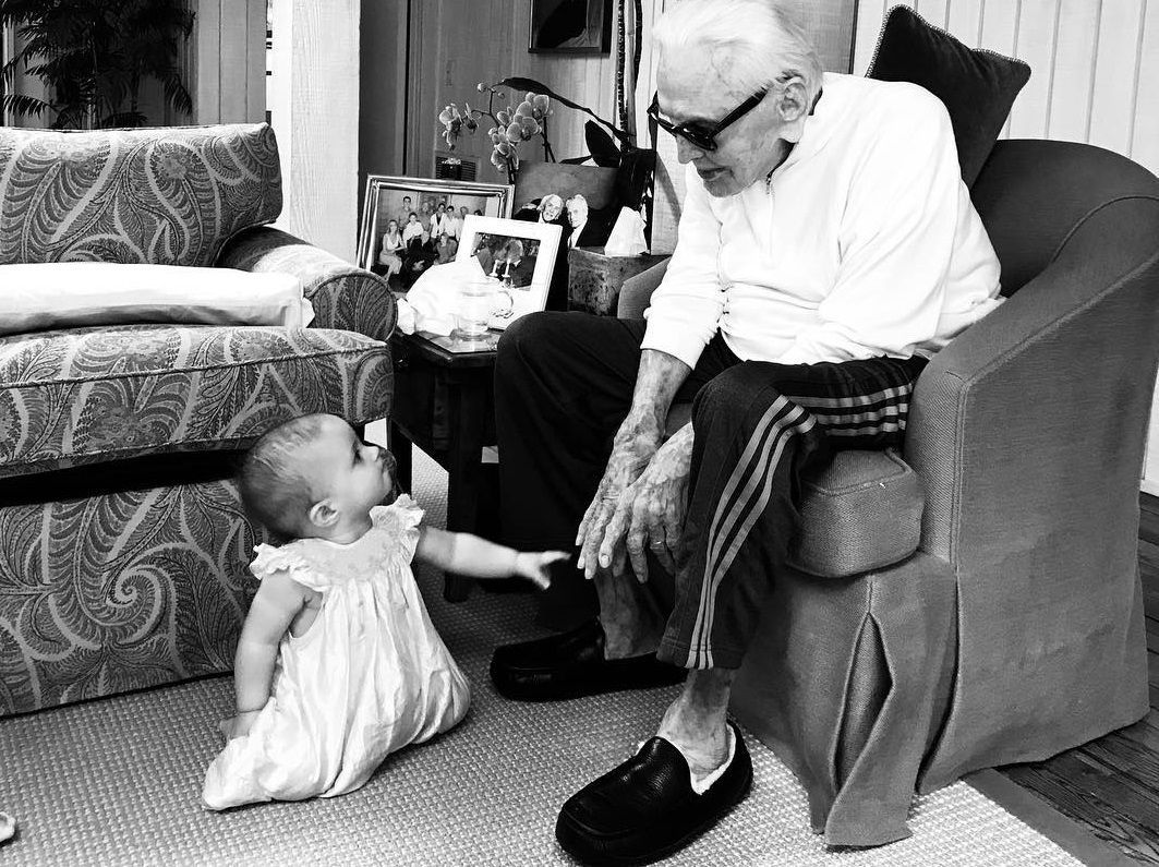 101-летний Кирк Дуглас играет с правнучкой: трогательное фото