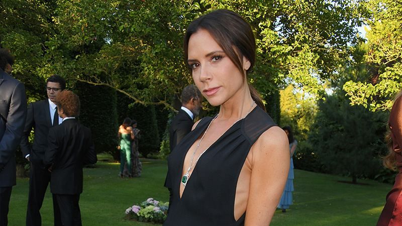 Виктория Бекхэм надела элегантное платье с внушительным декольте: фото Виктория Бекхэм надела элегантное платье с внушительным декольте: фото