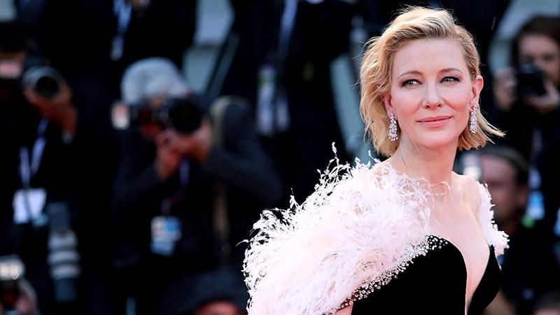 Венецианский кинофестиваль 2018: актриса Кейт Бланшетт надела платье с пикантным декольте Венецианский кинофестиваль 2018: актриса Кейт Бланшетт надела платье с пикантным декольте
