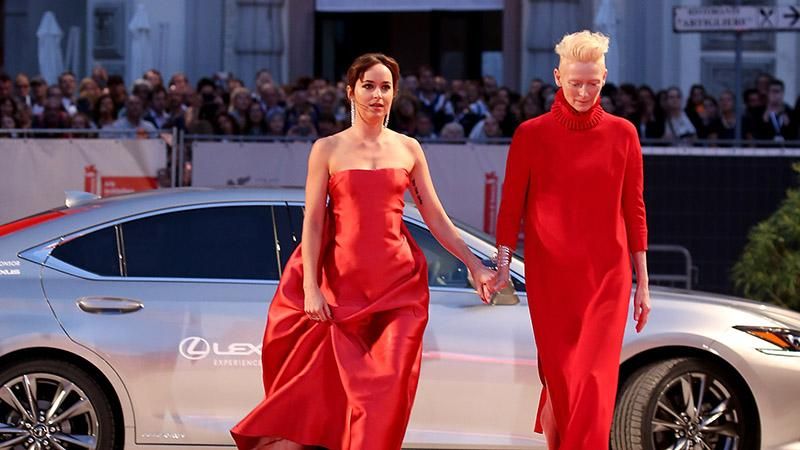 Дакота Джонсон и Тильда Свинтон удивили выходом на премьере фильма "Суспирия": фото Дакота Джонсон и Тильда Свинтон удивили выходом на премьере фильма "Суспирия": фото