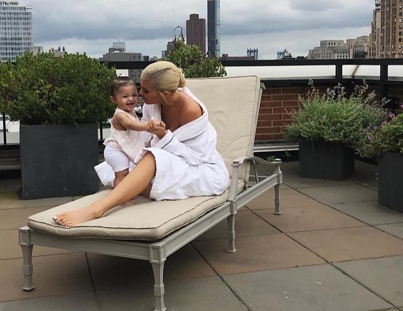 Кайли Дженнер в неоновом бикини загорает с дочкой: трогательные фото