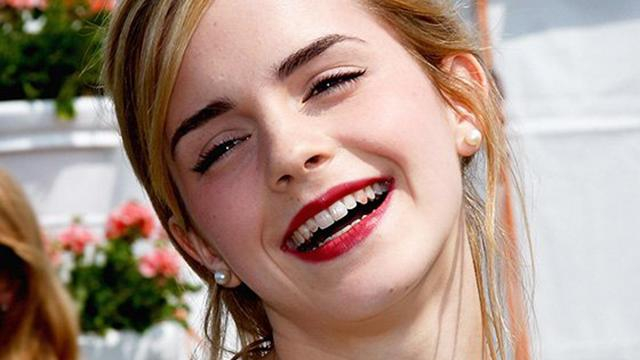 Как избавиться от следов помады на зубах