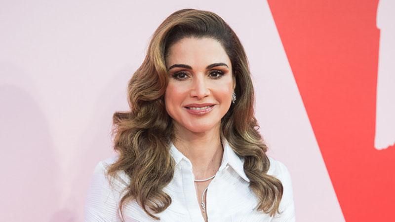 Королева Йорданії приголомшила стильним вбранням під час поїздки до Китаю: фото Королева Йорданії приголомшила стильним вбранням під час поїздки до Китаю: фото