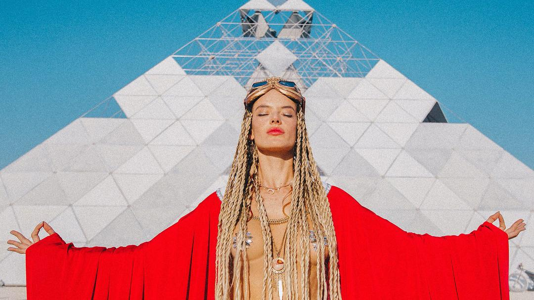 3 фантастических образа Алессандры Амбросио на Burning Man 2018