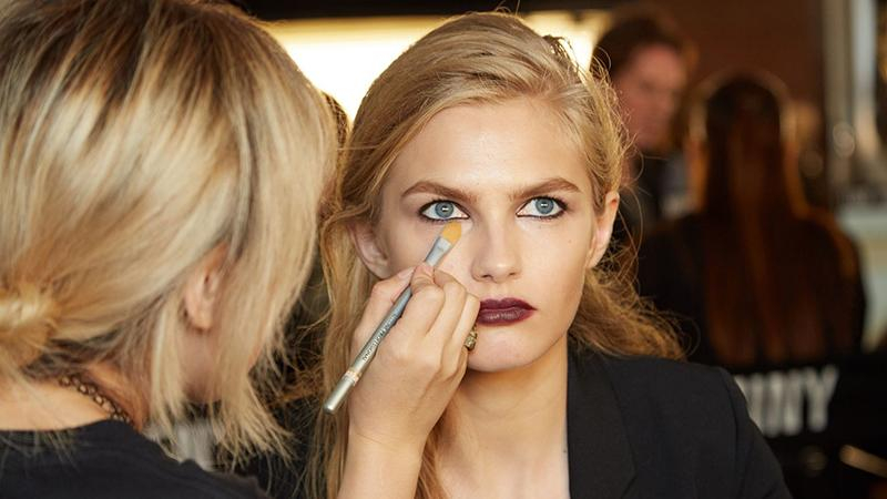 Макияж для жирной кожи: 6 хитростей от нежелательного блеска