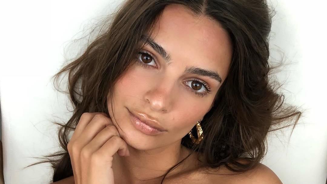 Емілі Ратажковскі поділилась секретами щоденного макіяжу для Vogue: відео Емілі Ратажковскі поділилась секретами щоденного макіяжу для Vogue: відео