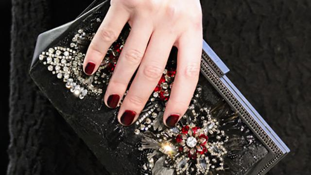 Драматический багряный: модный маникюр осени