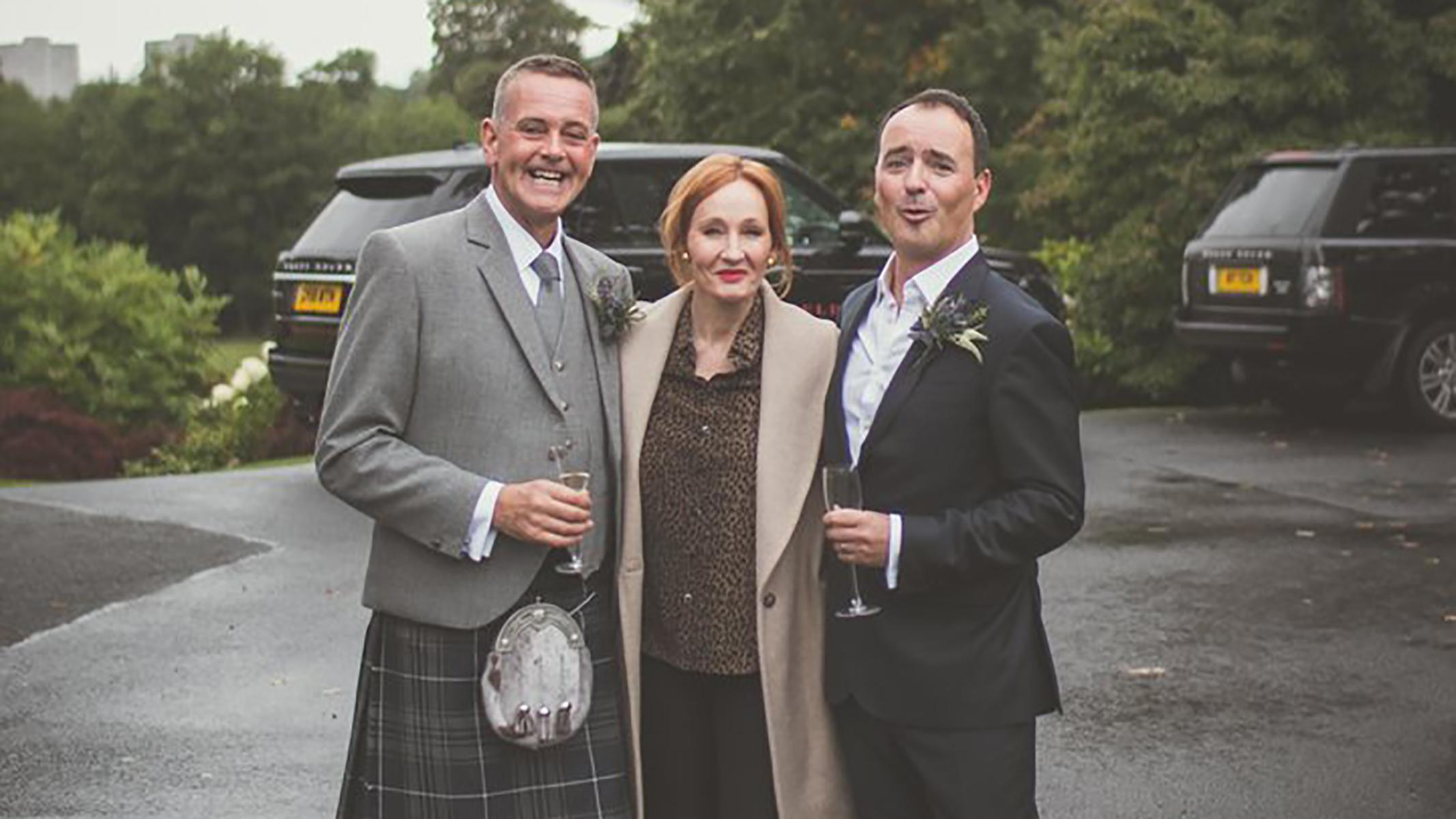 Джоан Роулинг случайно стала гостьей на свадьбе: радостные фото молодоженов