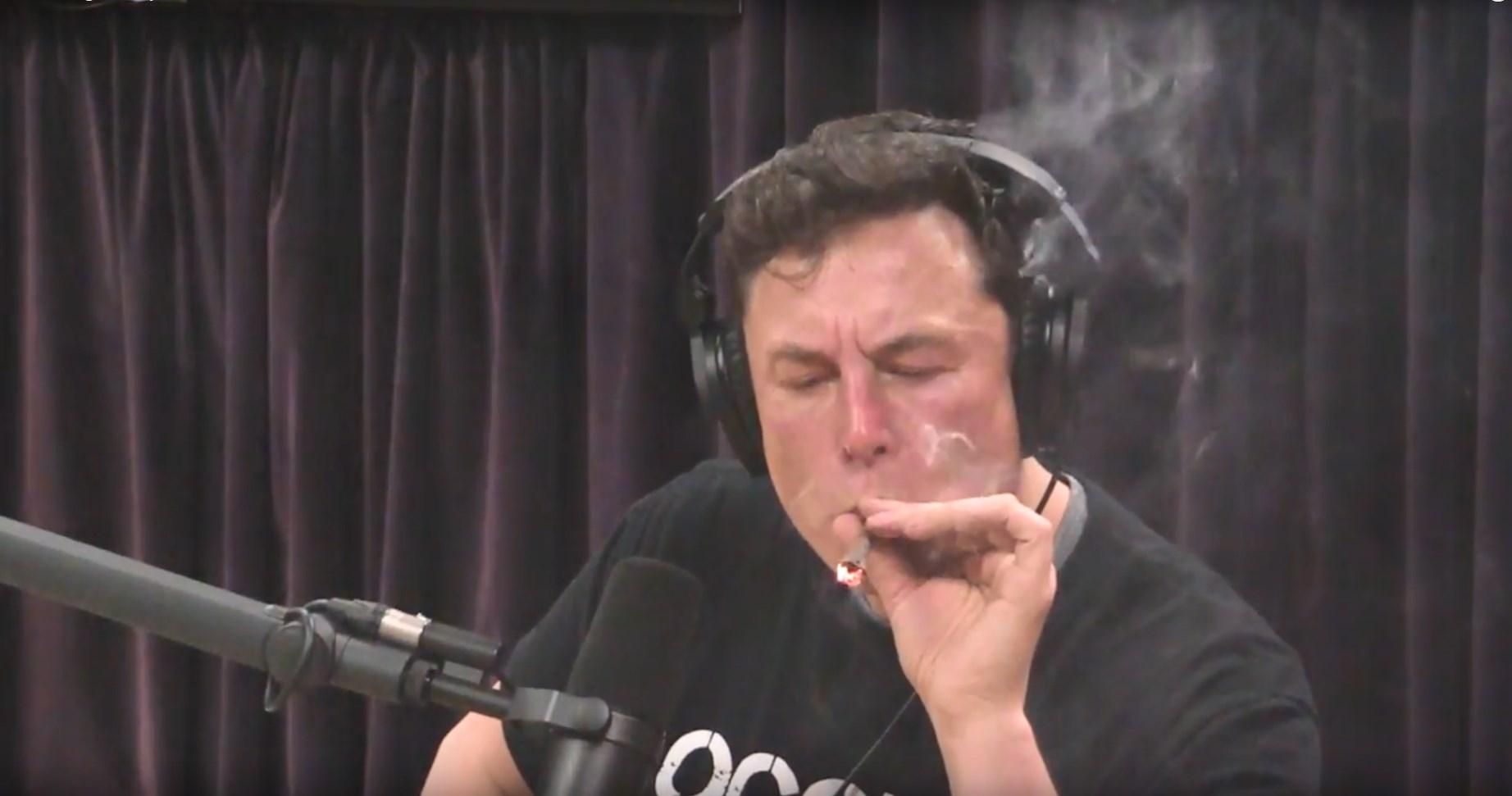 Ілон Маск курив марихуану в прямому ефірі: курйозне відео