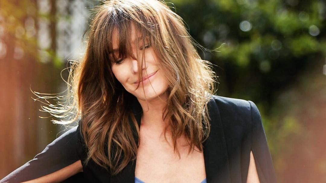 Карла Бруни похвасталась снимком 88-летней мамы в купальнике Карла Бруни похвасталась снимком 88-летней мамы в купальнике