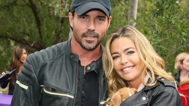 Акторка Деніз Річардс вийшла заміж: перші фото церемонії Акторка Деніз Річардс вийшла заміж: перші фото церемонії