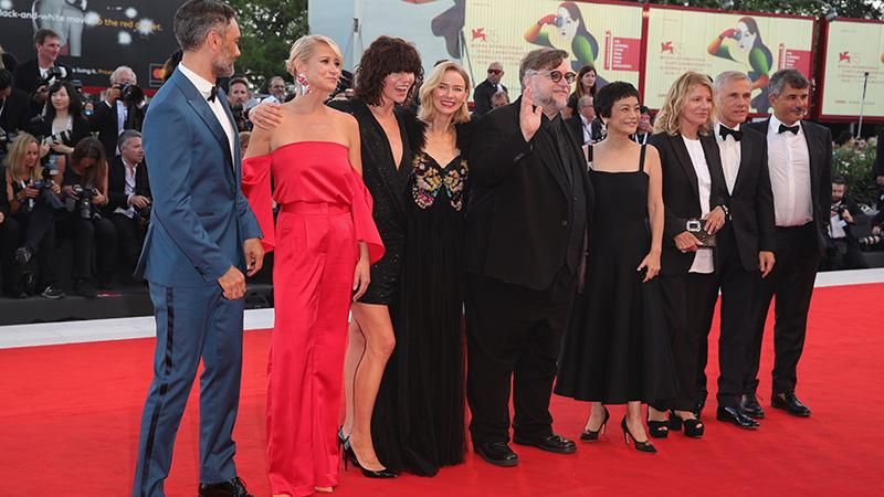 Закрытие Венецианского кинофестиваля: яркие фото с красной дорожки