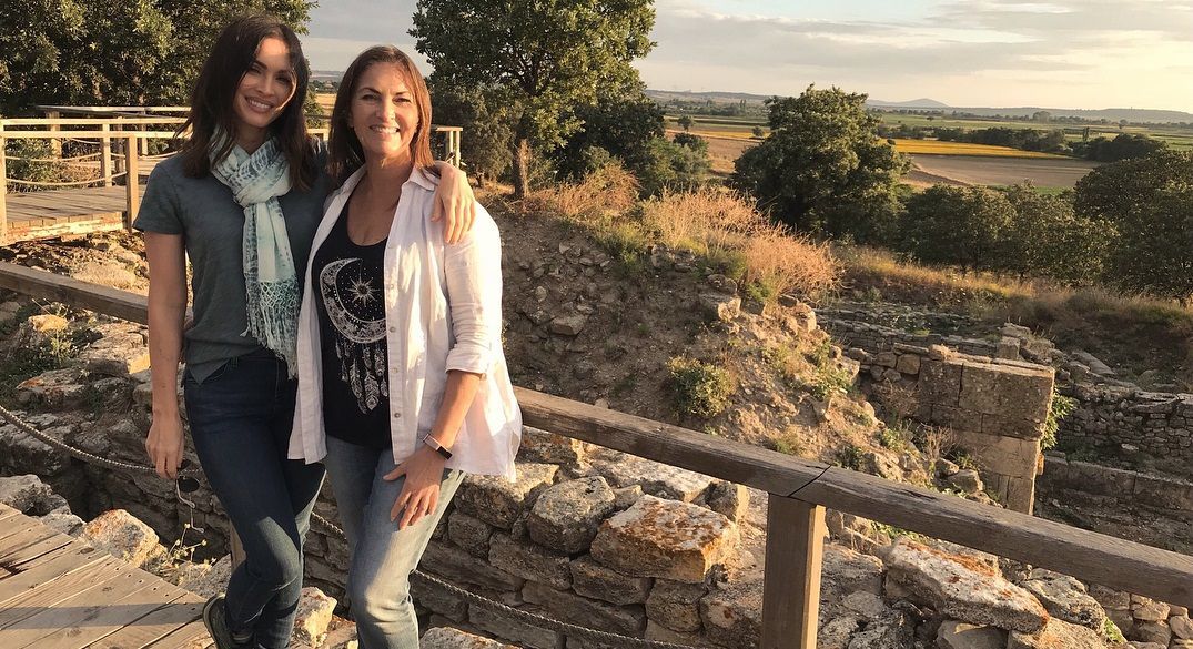 Як дві краплі: Меган Фокс зворушила знімком з мамою Як дві краплі: Меган Фокс зворушила знімком з мамою