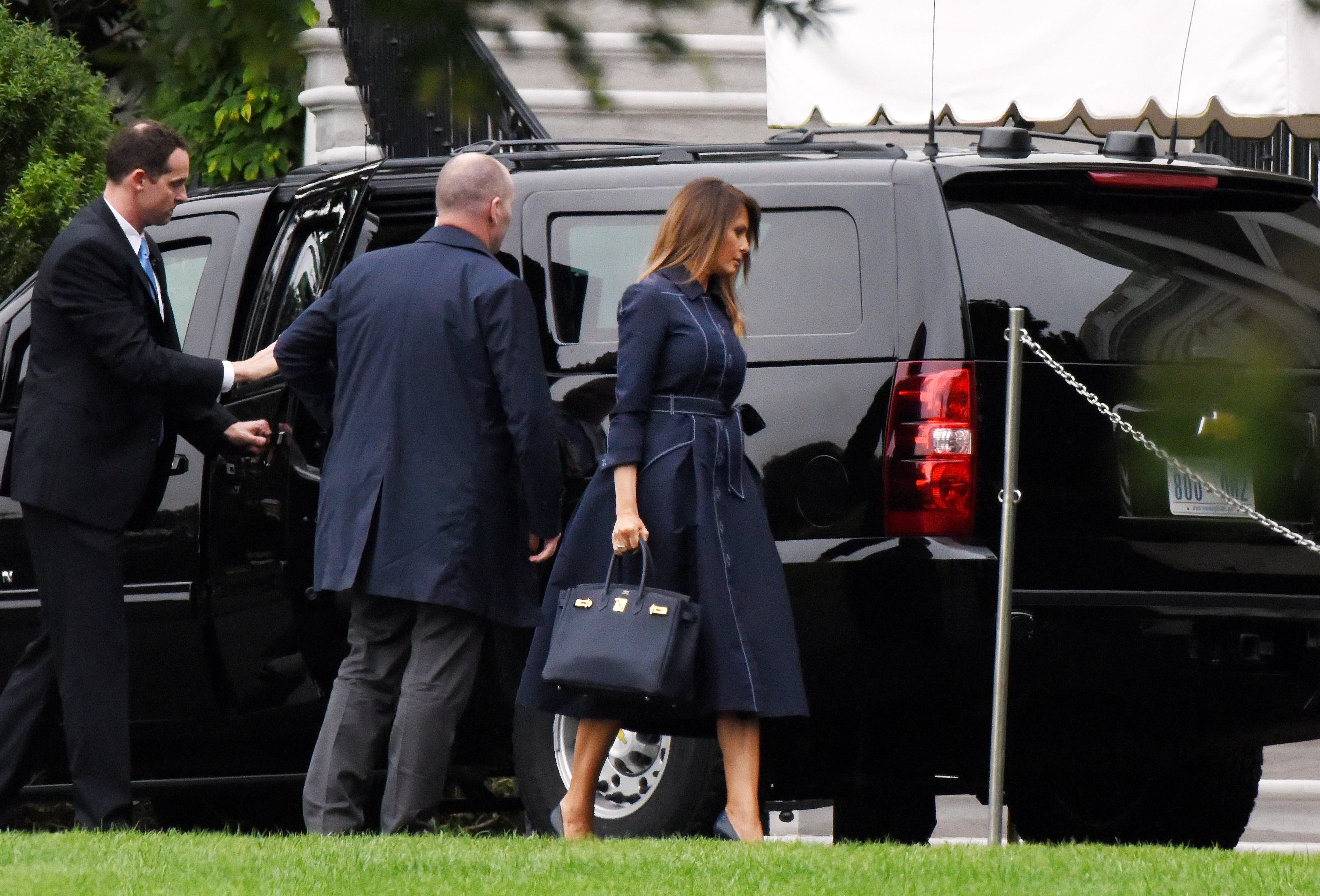 У синьому плащі та лакових туфлях: Меланія Трамп вирушила у робочу поїздку з чоловіком
