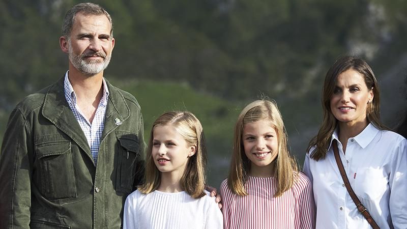 Королева Испании засветила будничный образ с кроссовками: фото Королева Испании засветила будничный образ с кроссовками: фото