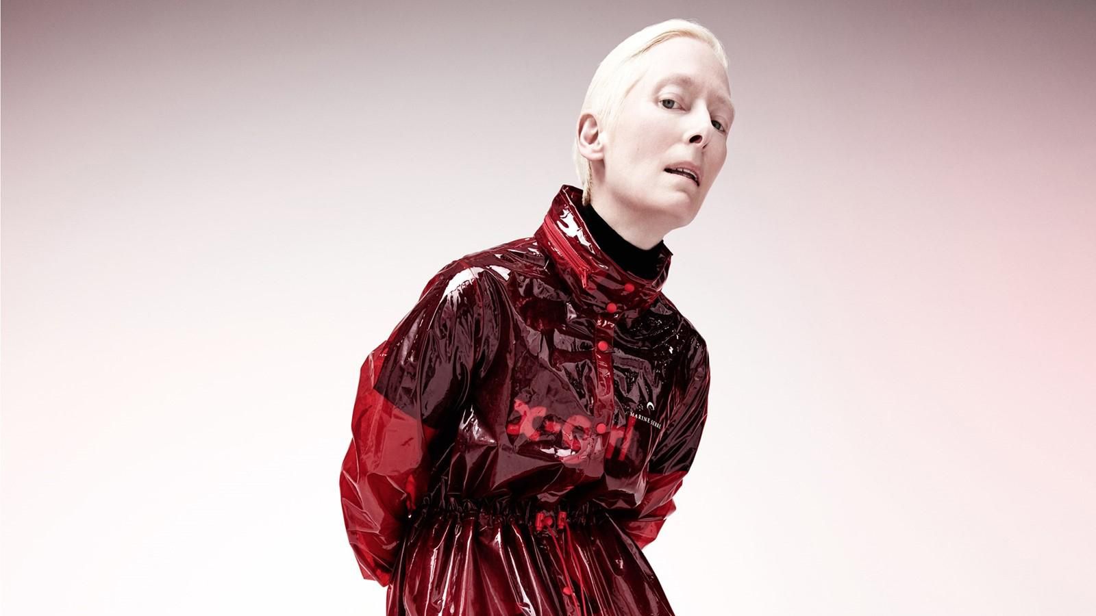 Загадочная Тильда Суинтон снялась в осенних образах для глянца: фото Загадочная Тильда Суинтон снялась в осенних образах для глянца: фото