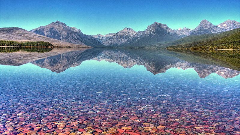 Сеть покоряют снимки озера с разноцветными камнями: удивительные кадры