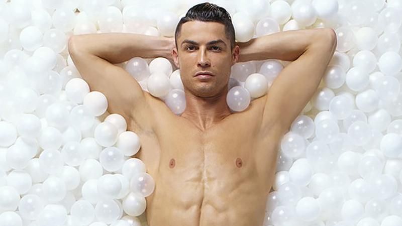 Оголений Кріштіану Роналду знявся в рекламі спідньої білизни: сексуальні фото 