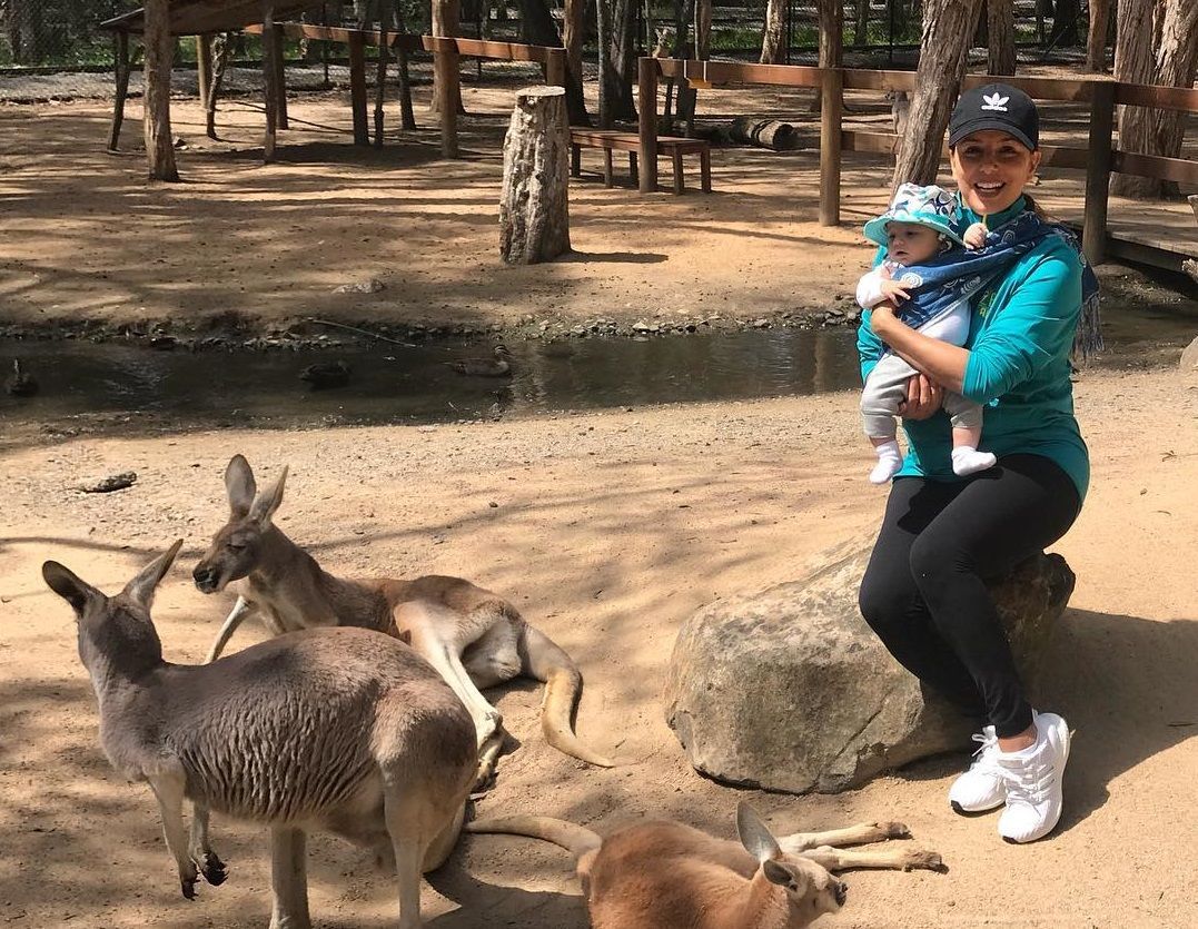 Ева Лонгория познакомила новорожденного сына с кенгуру и коалами в Австралии: фото