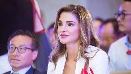 Королева Йорданії вразила стильним вбранням на презентації освітнього проекту: фото