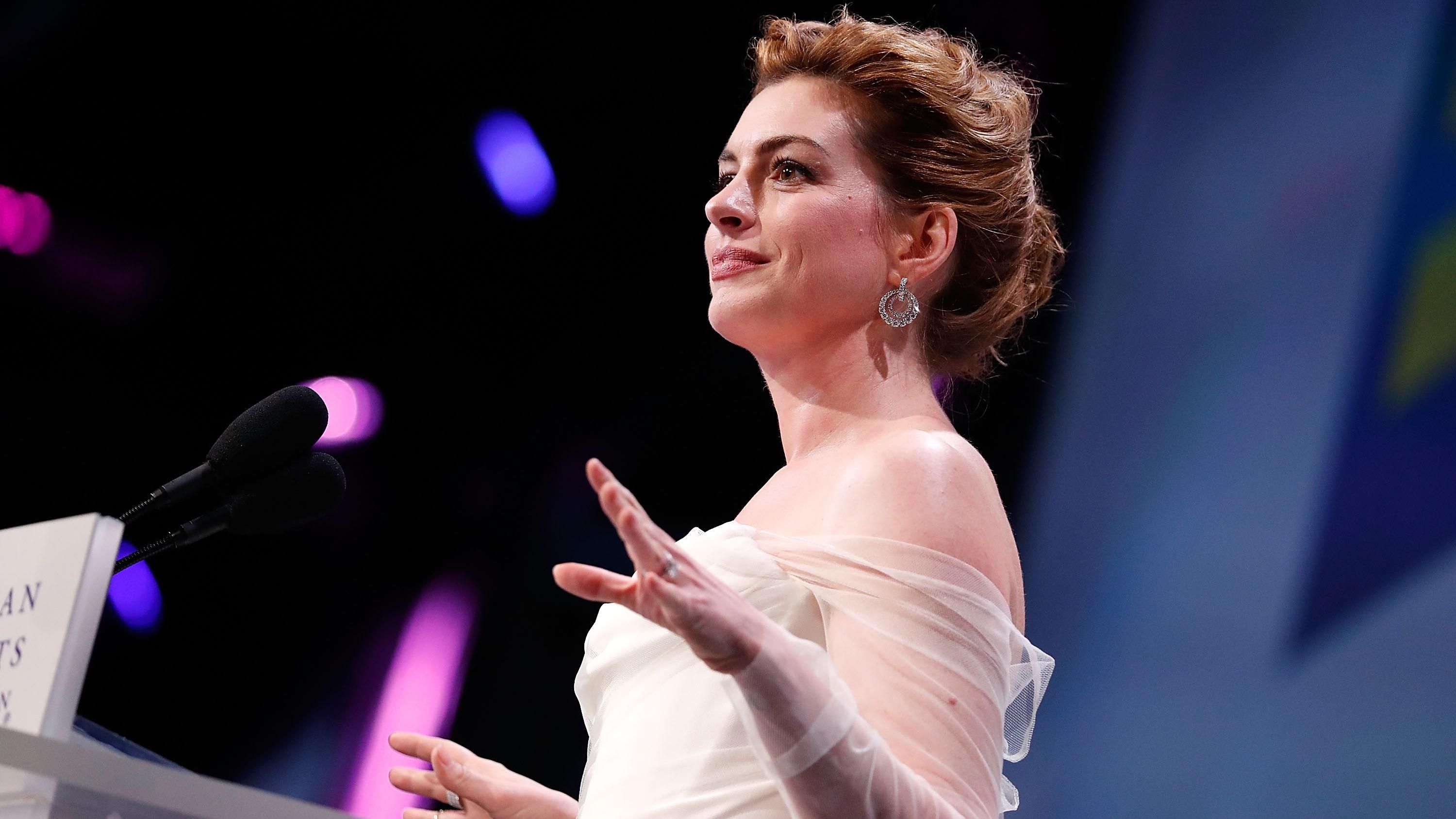 Энн Хэтэуэй получила премию за борьбу с гендерной дискриминацией Энн Хэтэуэй получила премию за борьбу с гендерной дискриминацией