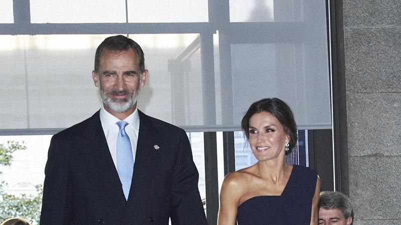 Королева Іспанії вразила елегантним вбранням під час візиту до театру: фото