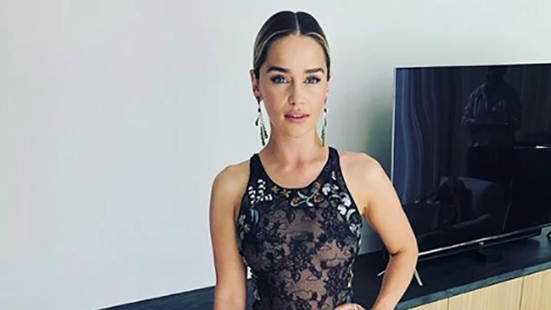 "Мати Драконів" Емілія Кларк похизувалась татуюванням у стилі "Гри престолів": фото "Мати Драконів" Емілія Кларк похизувалась татуюванням у стилі "Гри престолів": фото