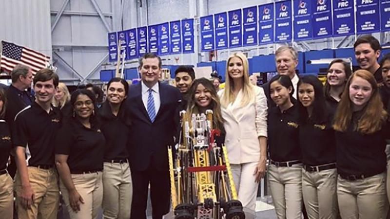 Иванка Трамп посетила космический центр NASA: эффектные фото